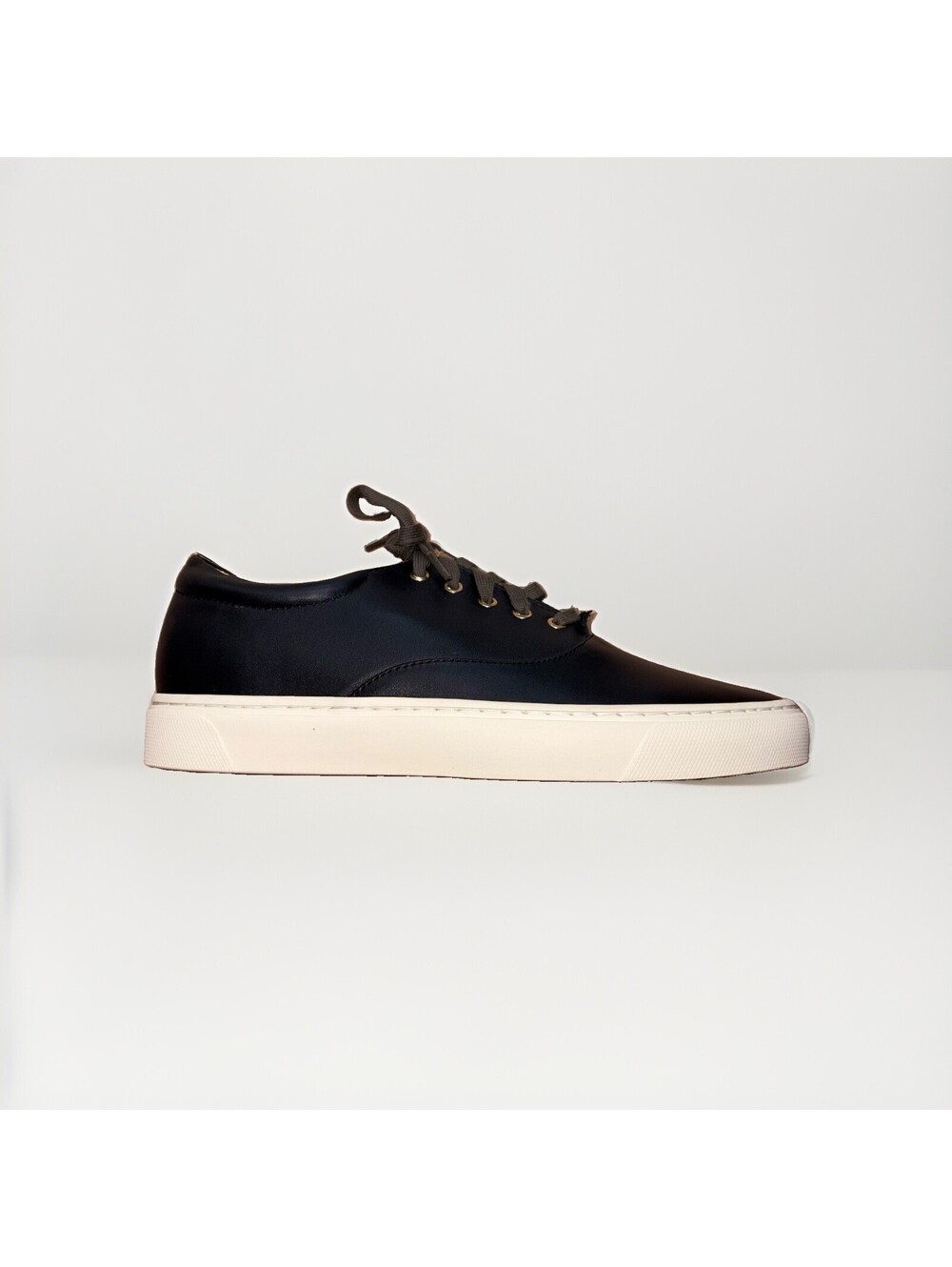 Nisolo Men’s 8.5 Black Leather Low Top Lace Up Casual Sneakers White Sole